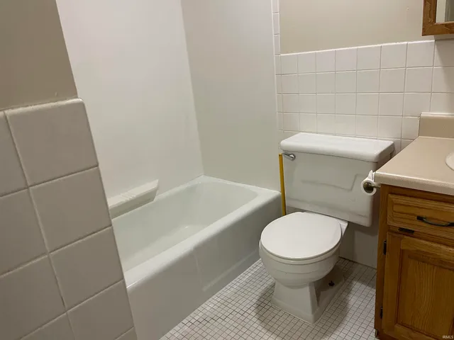 $950 | 2937 Westbrook Drive, Unit 214, Fort Wayne, IN 46805