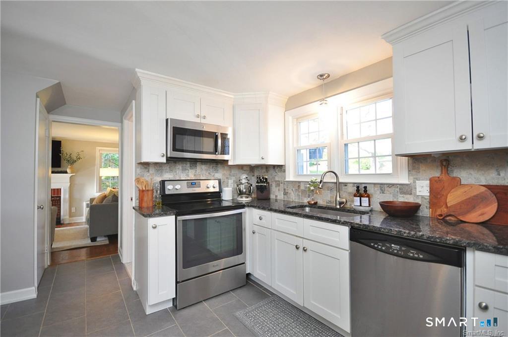 26 Greystone Road West Hartford, CT 06107 - Photo 8 of 23