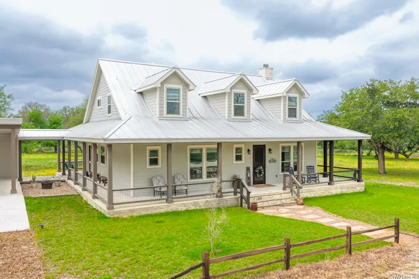 $799,000 | 1407 County Road 761, Devine, TX 78016