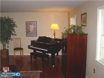 2605 Hill Road Reading, PA 19606 - Photo 2 of 12 Living Room