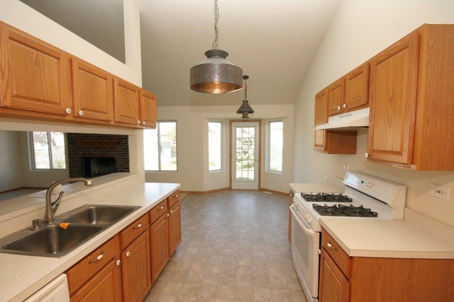 201 Prairie Ridge Drive Woodstock, IL 60098 - Photo 5 of 16