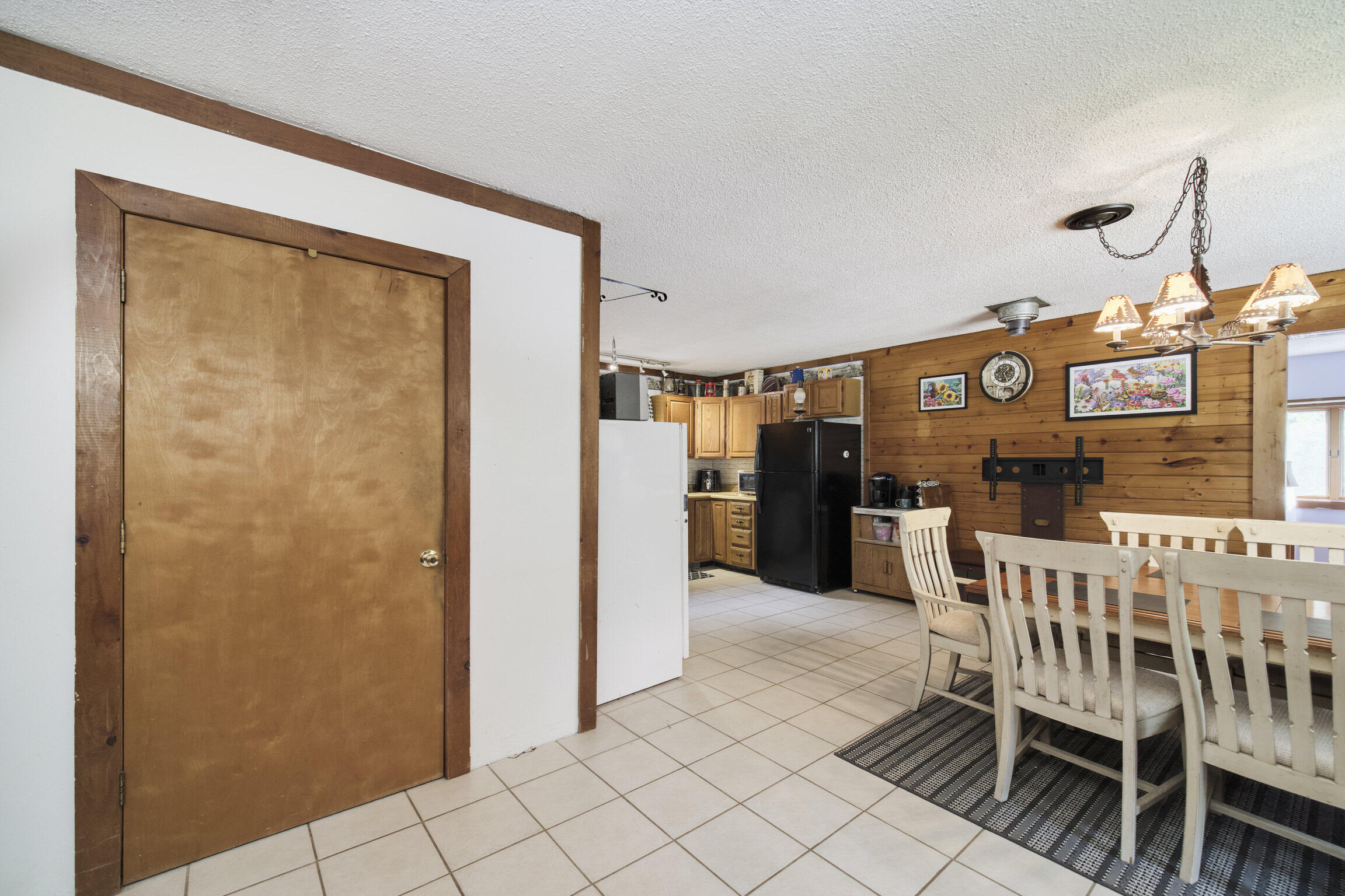 925 South High Bridge Road Wellston, MI 49689 - Photo 8 of 55 Neutral tile floors