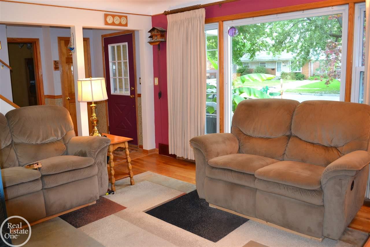 18316 S Spring Fraser, MI 48026 - Photo 2 of 29 Living Room