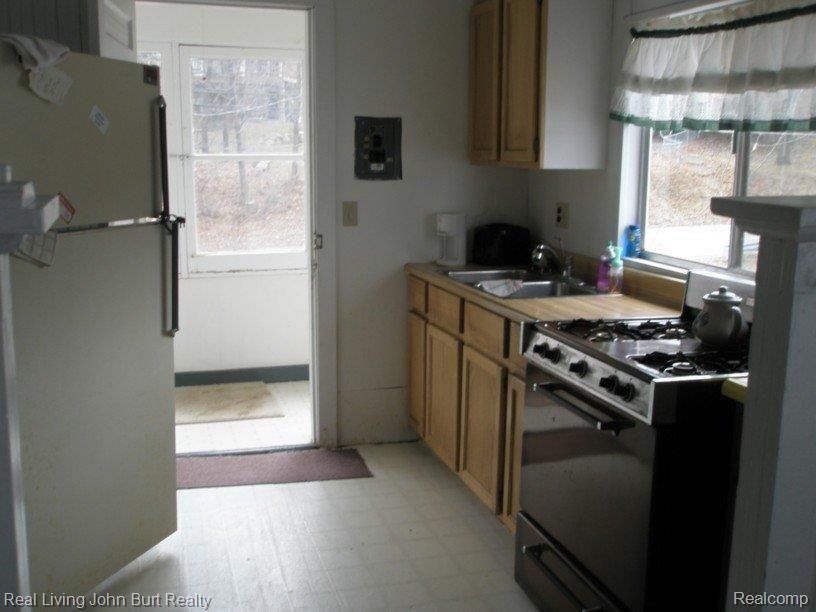 Heights Kitchen 1 [50%] [50%]