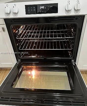 1800 West 54th Street, Unit 105 Hialeah, FL 33012 - Photo 18 of 59 a close view of stove