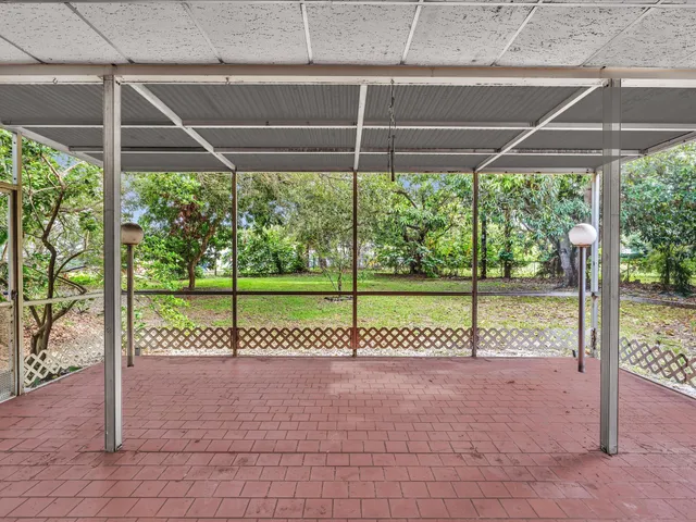 a view of a backyard