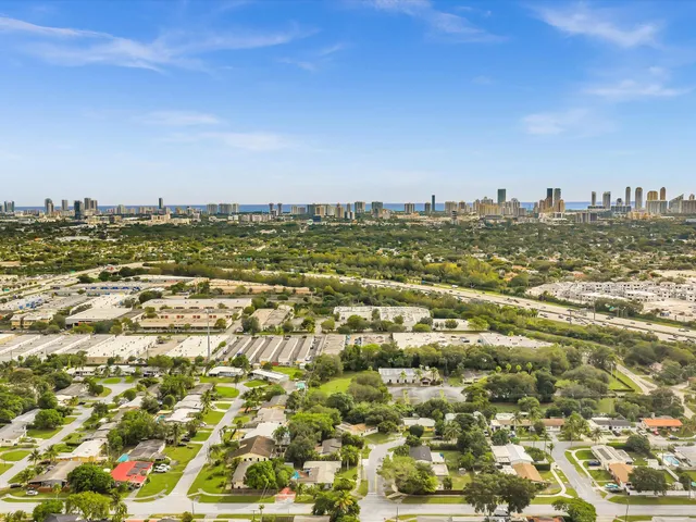 a view of a yard in front of a house