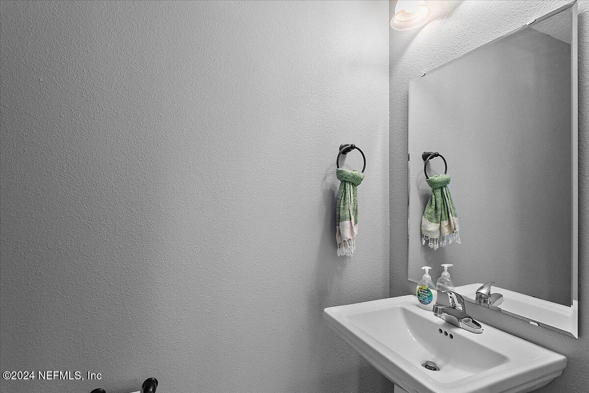 4750 Bedford Road Jacksonville, FL 32207 - Photo 9 of 25 09-Half Bath