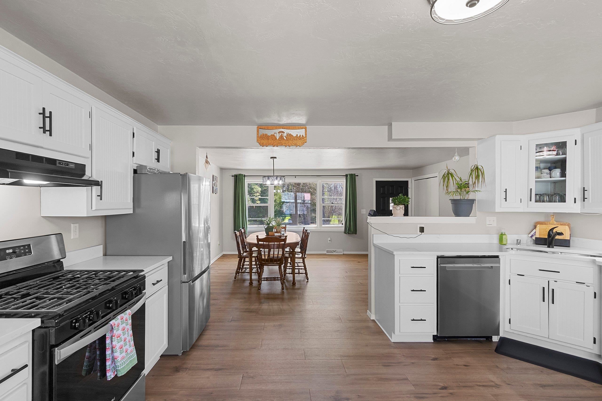 3175 Birch Road Suamico, WI 54173 - Photo 8 of 39