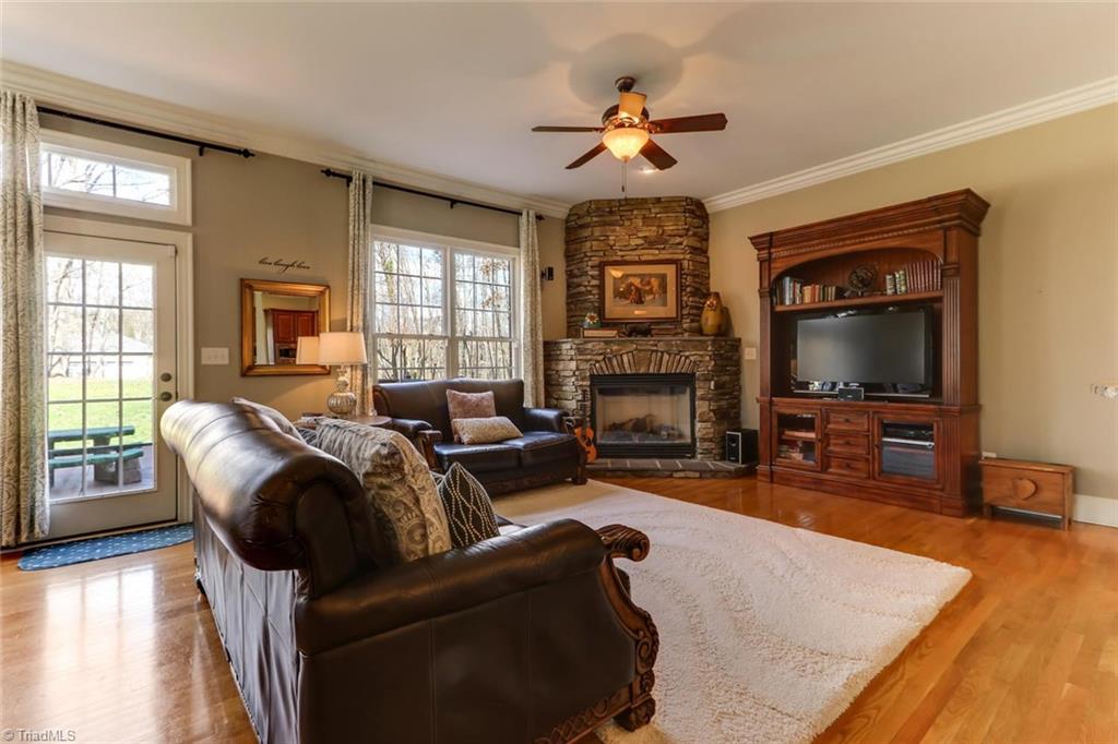 8412 Linville Oaks Drive Oak Ridge, NC 27310 - Photo 8 of 30 Gallery Image 8
