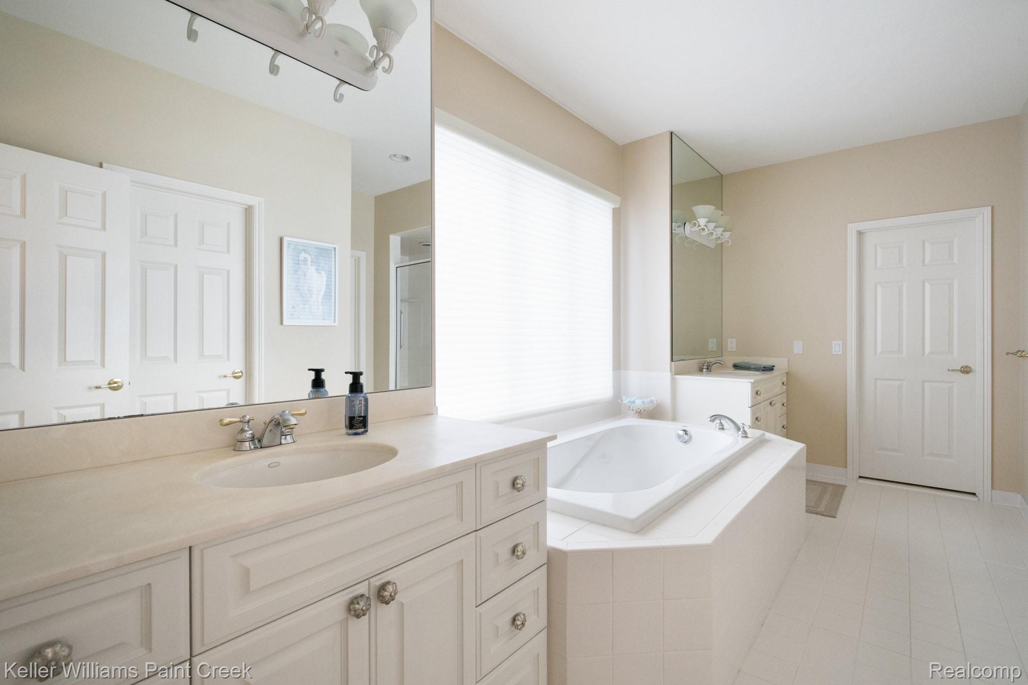 5136 Newport Court Rochester, MI 48306 - Photo 28 of 41 Dual vanities