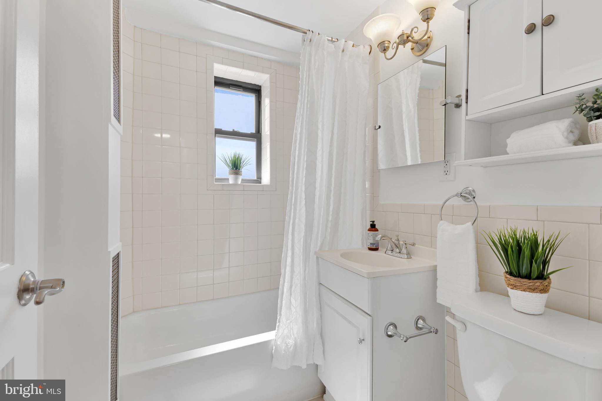 2100 19th Street Northwest, Unit 701 Washington, DC 20009 - Photo 9 of 13 Bath