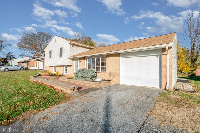 a view of a house with a yard and garage