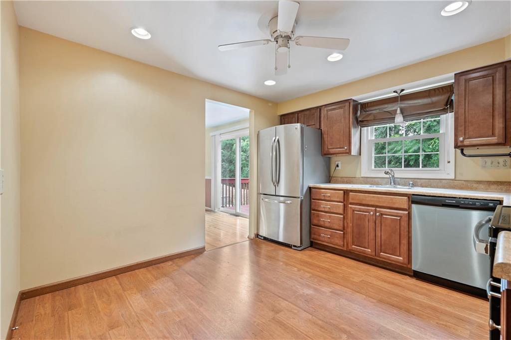 261 Foxcroft Road Pittsburgh, PA 15220 - Photo 11 of 29 Gallery Image 11