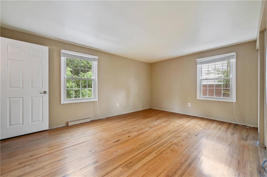 261 Foxcroft Road Pittsburgh, PA 15220 - Photo 12 of 29 Gallery Image 12