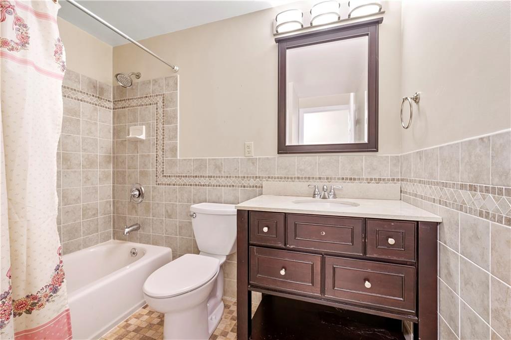 261 Foxcroft Road Pittsburgh, PA 15220 - Photo 17 of 29 Gallery Image 17