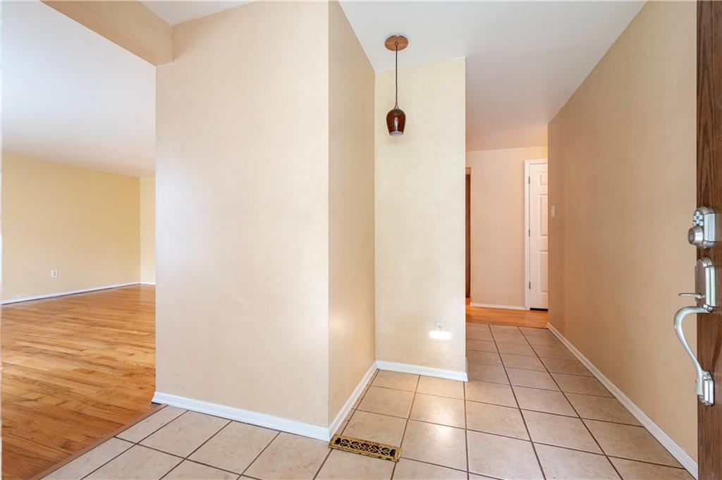 261 Foxcroft Road Pittsburgh, PA 15220 - Photo 2 of 29 Gallery Image 2