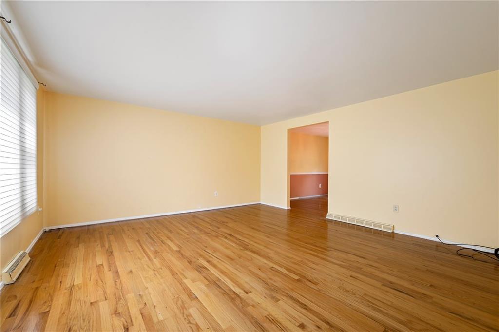 261 Foxcroft Road Pittsburgh, PA 15220 - Photo 3 of 29 Gallery Image 3