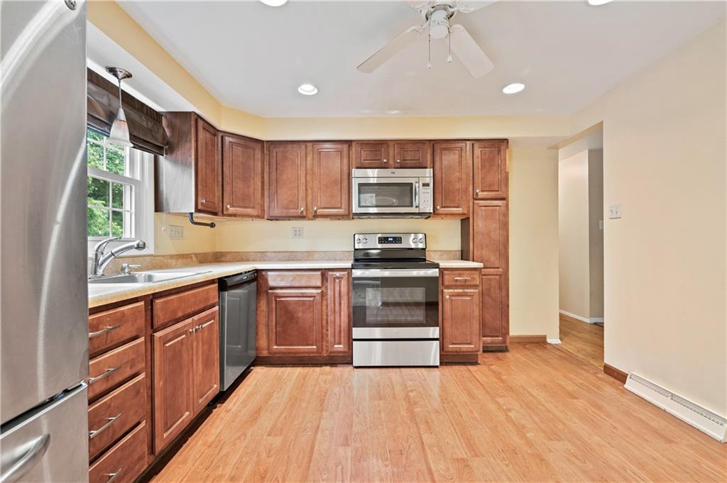 261 Foxcroft Road Pittsburgh, PA 15220 - Photo 8 of 29 Gallery Image 8