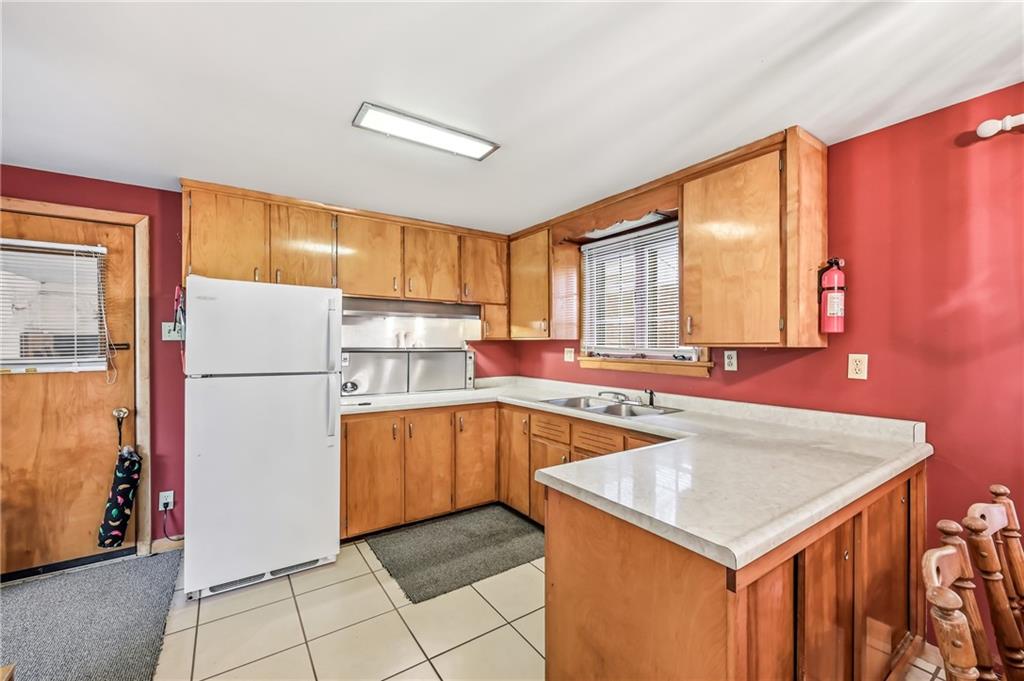 520 South Maysville Road Greenville, PA 16125 - Photo 4 of 33 a kitchen with a stove a refrigerator and a sink