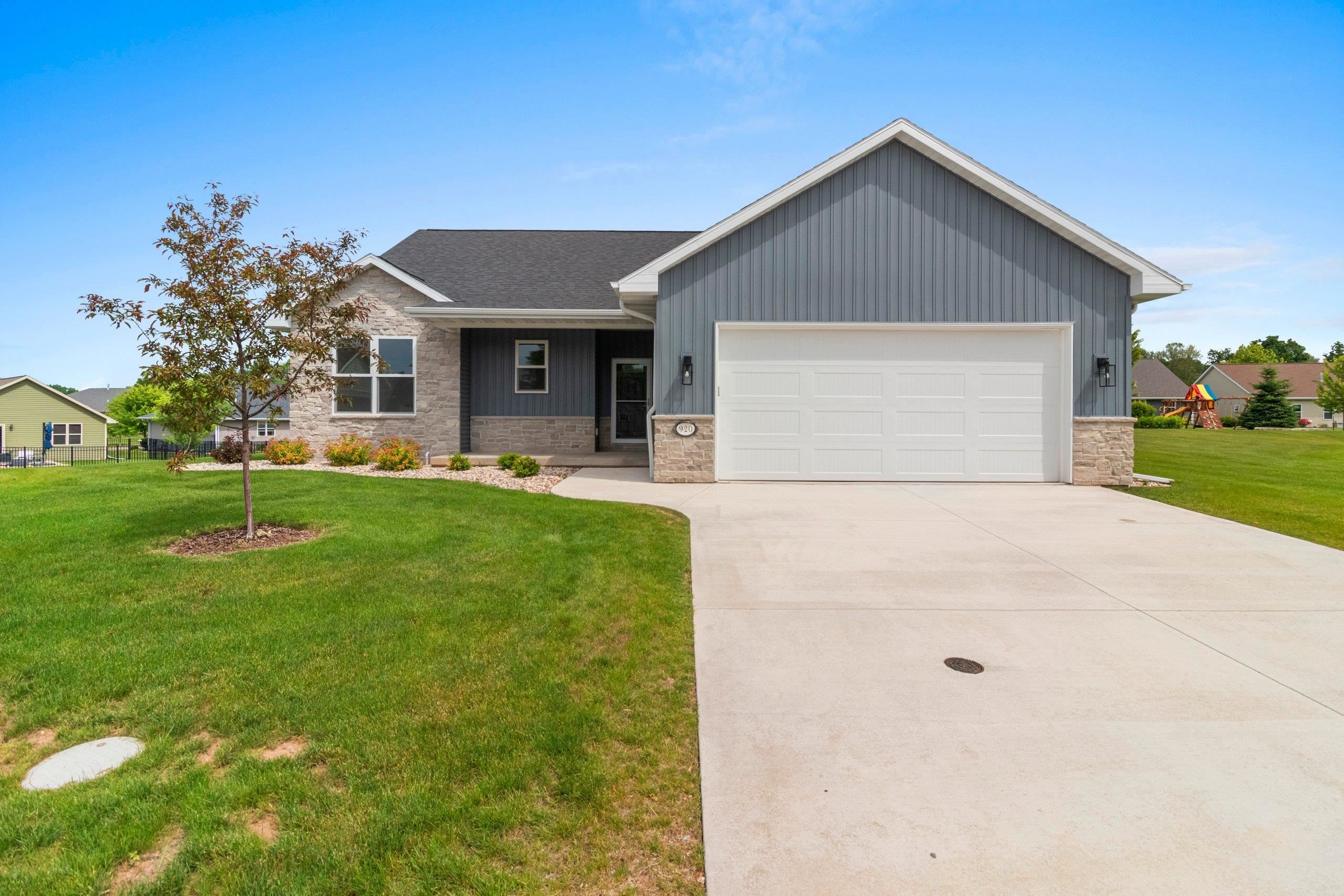 920 Clover Court Menasha, WI 54952 - Photo 2 of 47
