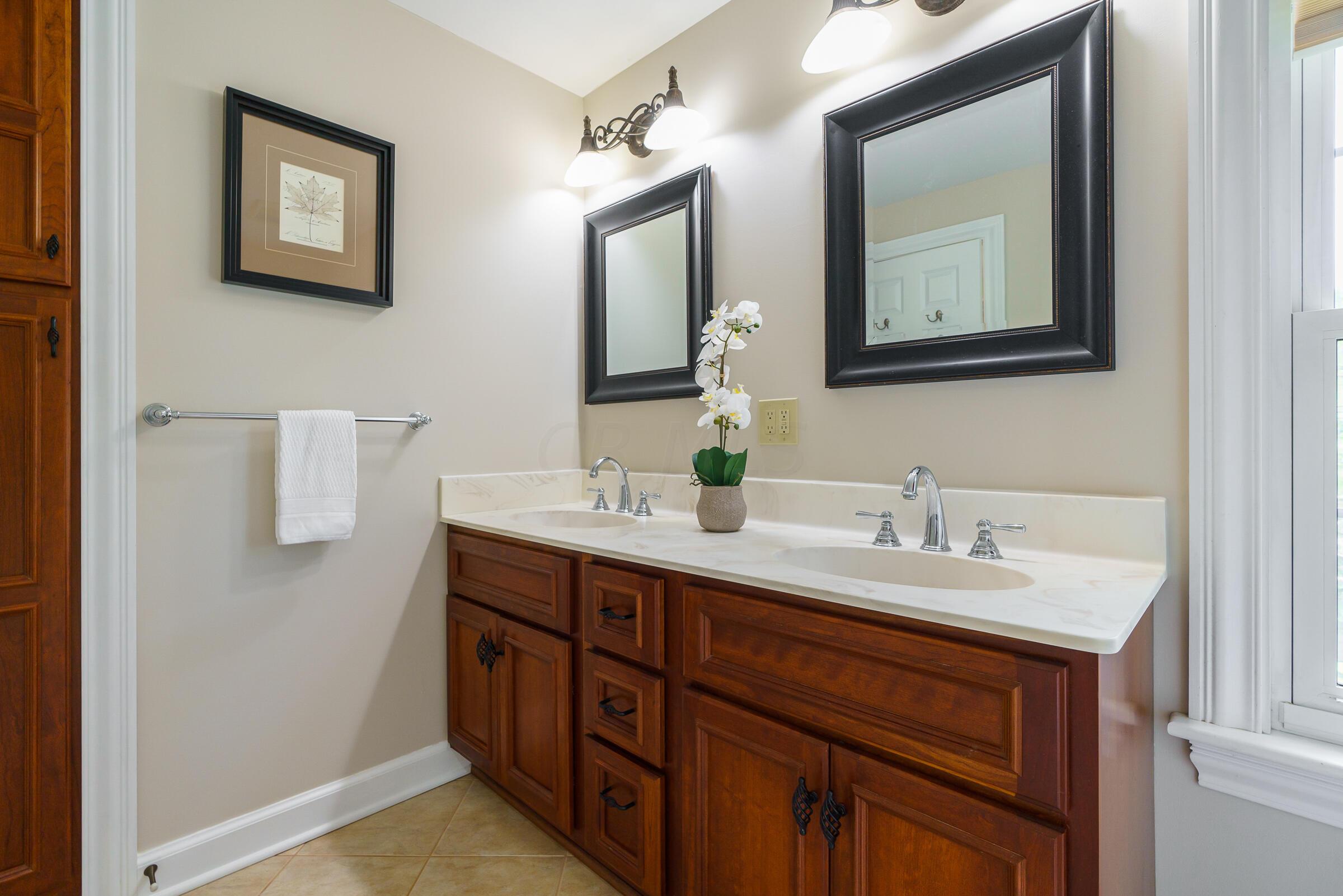 2734 York Road Upper Arlington, OH 43221 - Photo 23 of 40 Primary en suite with dual sinks