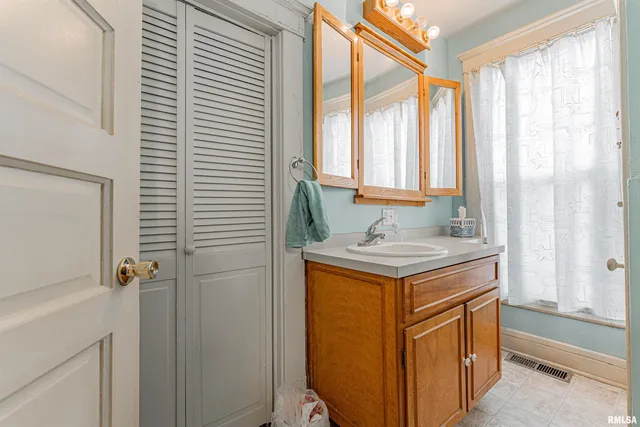 $139,900 | 225 4th Street, Lincoln, IL 62656