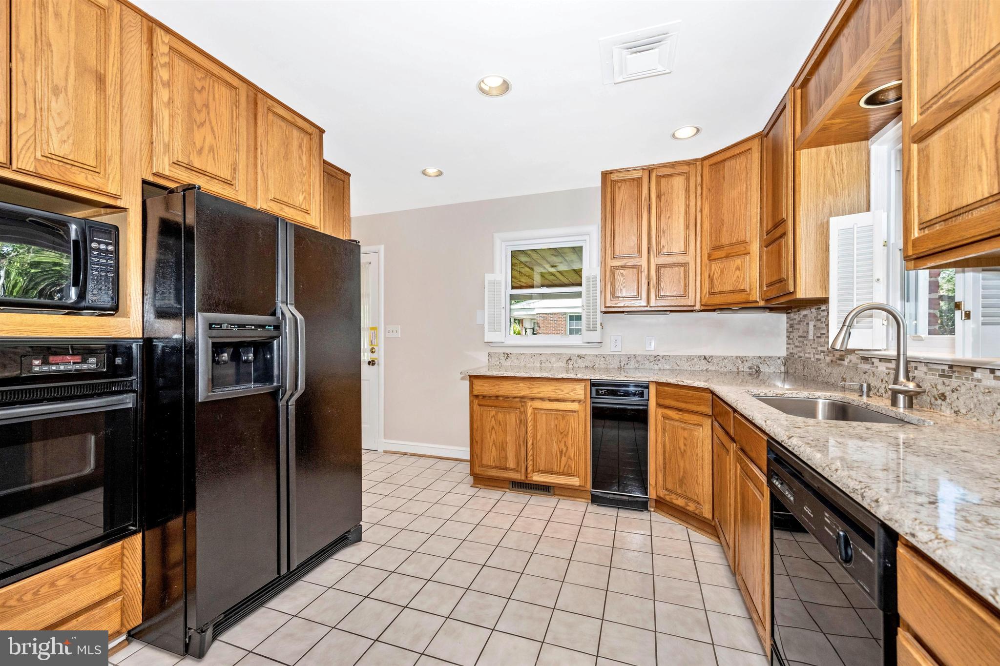 25805 Ridge Road Damascus, MD 20872 - Photo 14 of 70 Wall ovens & ice maker/water in fridge