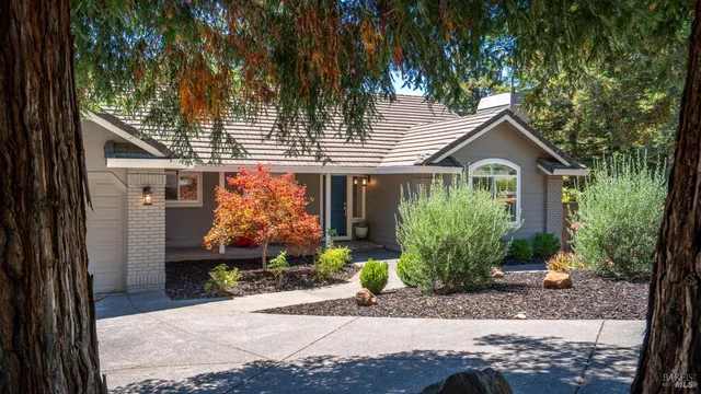 $1,895,000 | 219 Burgundy Road, Healdsburg, CA 95448
