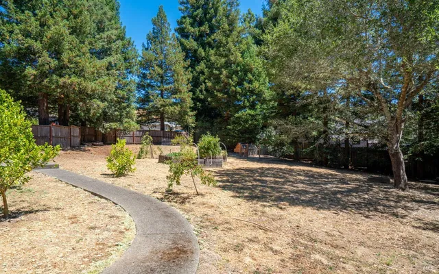 $1,895,000 | 219 Burgundy Road, Healdsburg, CA 95448