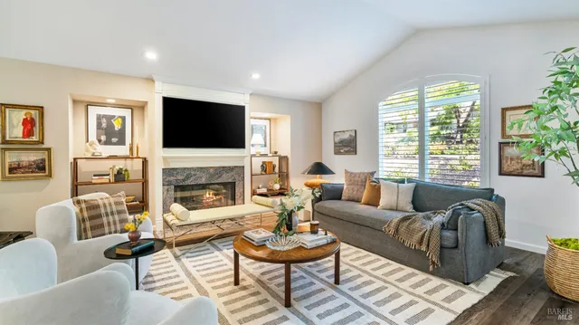 $1,895,000 | 219 Burgundy Road, Healdsburg, CA 95448