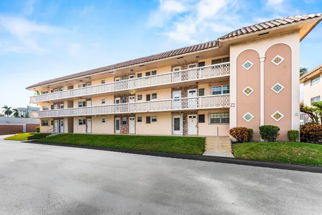 $249,999 | 400 Northeast 20th Street, Unit D101, Boca Raton, FL 33431