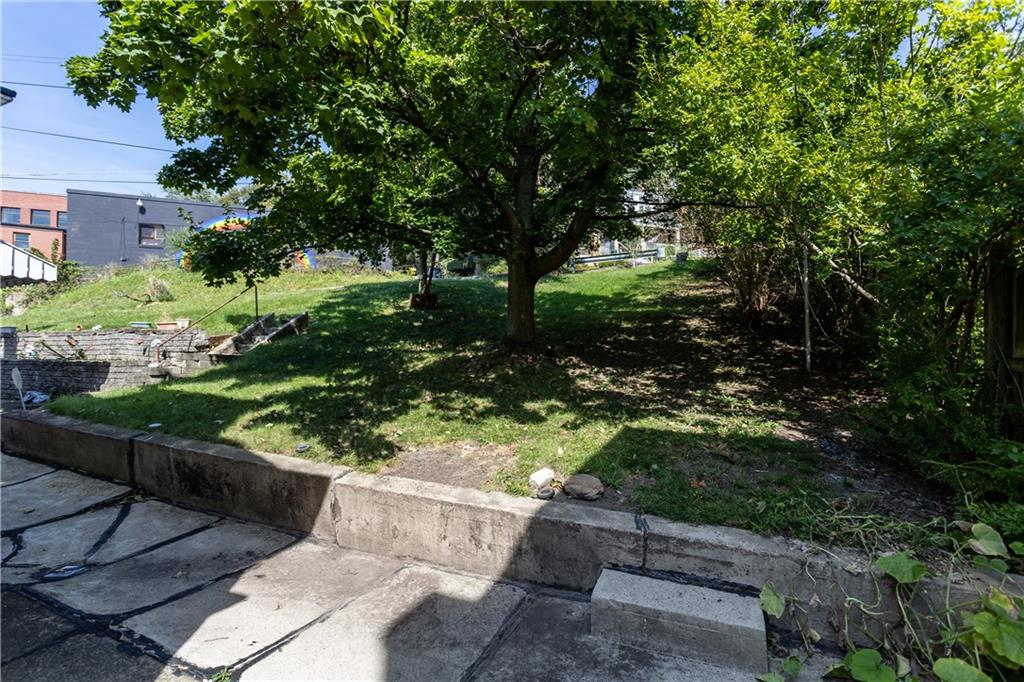 4048 Franklin Road Pittsburgh, PA 15214 - Photo 24 of 25 a garden view with a seating space
