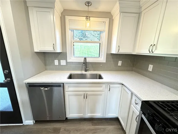 $2,200 | 62 Chestnut Road, New Hartford, NY 13413