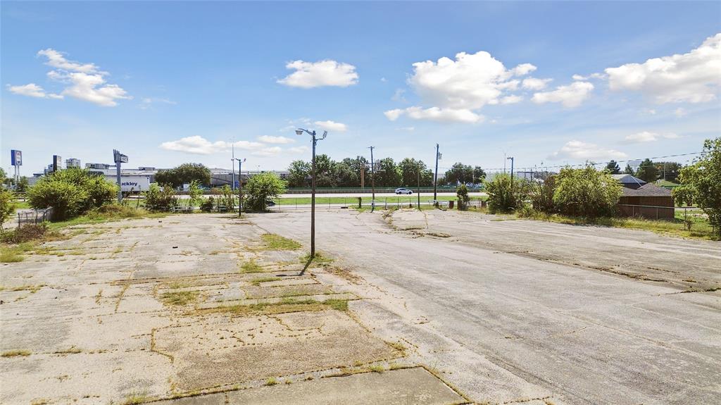 4501 Interstate 30 Mesquite, TX 75150 - Photo 17 of 20 a view of a basketball court