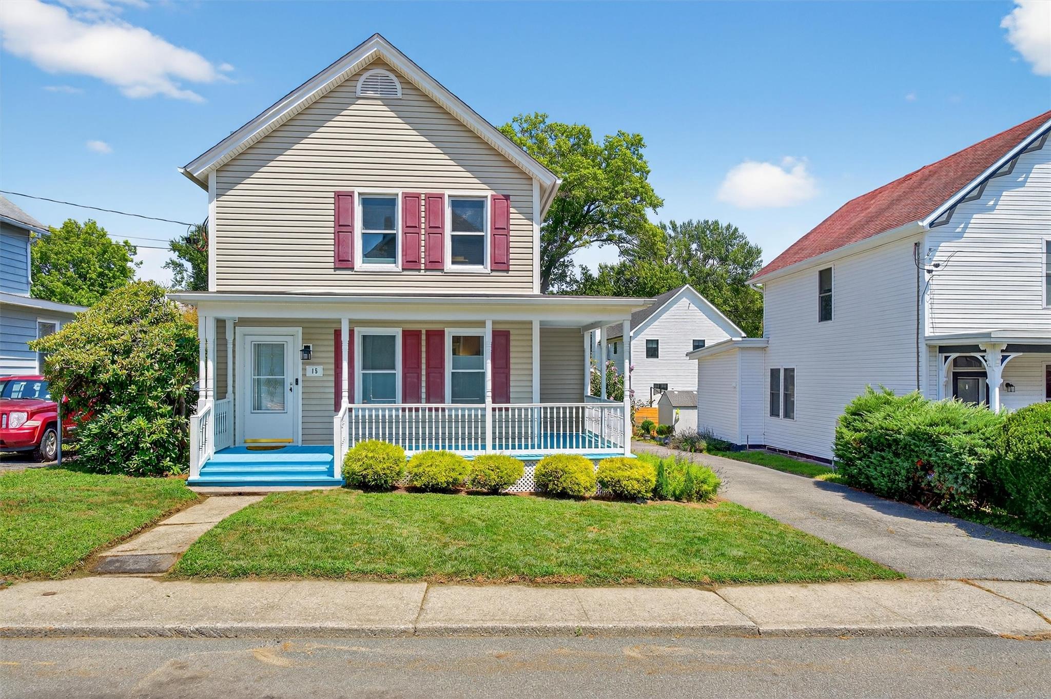 a view of front of a house with a yard