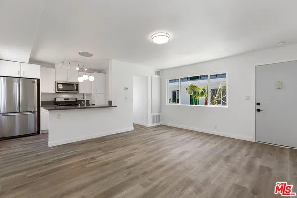 $1,695 | 6736 Woodley Avenue, Unit 11, Van Nuys, CA 91406