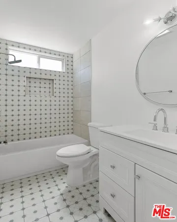 $1,695 | 6736 Woodley Avenue, Unit 11, Van Nuys, CA 91406