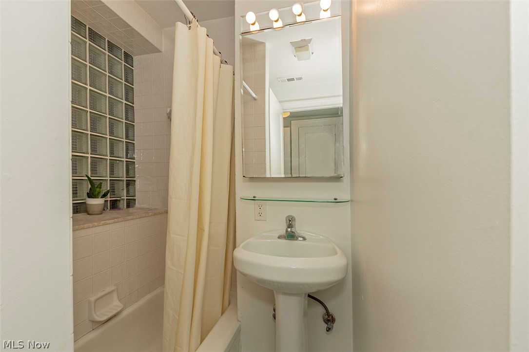 2473 Overlook Road, Unit 7 Cleveland, OH 44106 - Photo 18 of 27