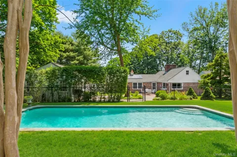 $1,150,000 | 29 Squiretown Road, Unit D, Hampton Bays, NY 11946