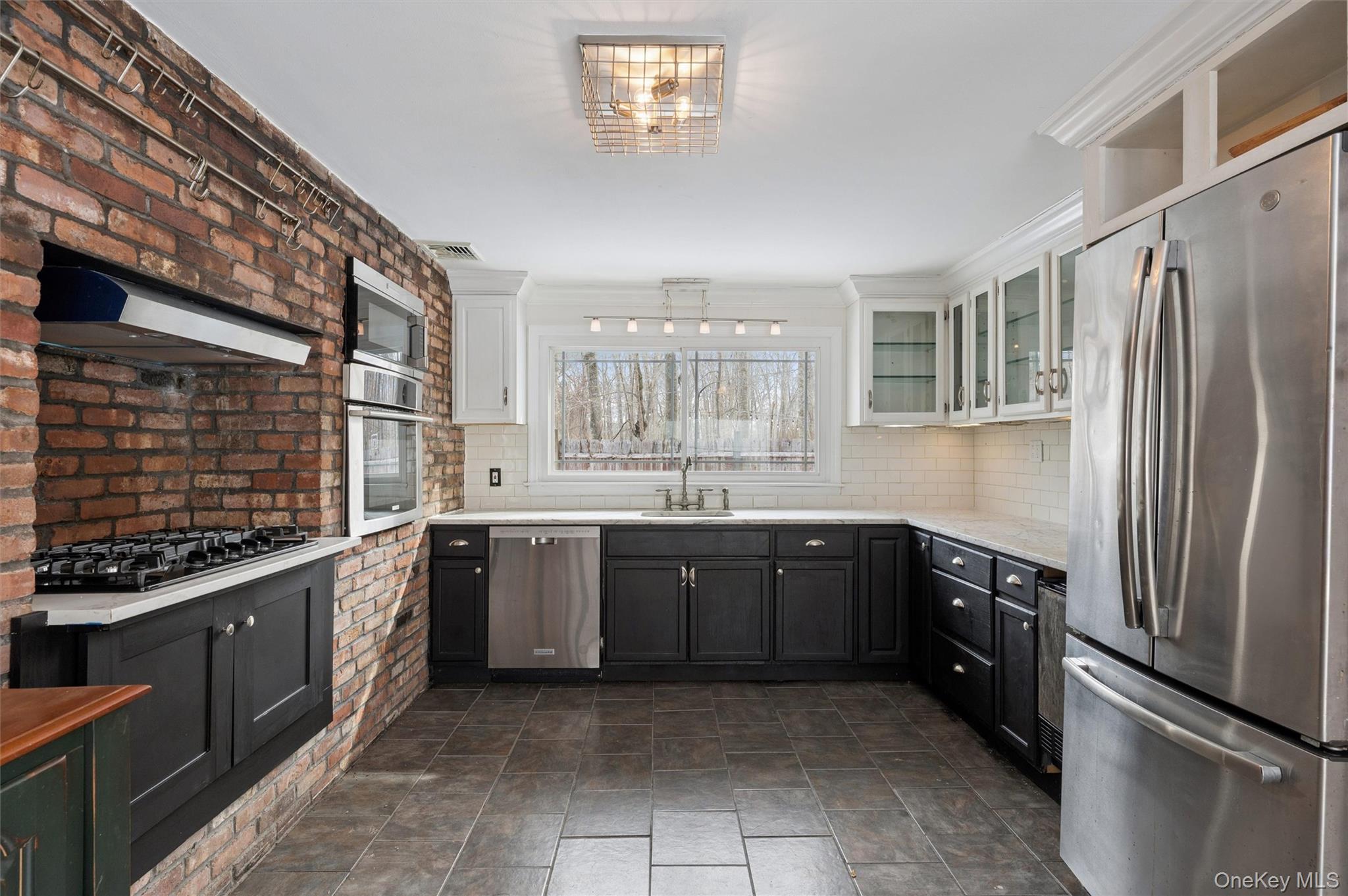 29 Squiretown Road, Unit D Hampton Bays, NY 11946 - Photo 7 of 20 Eat In Kitchen