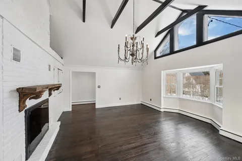 $1,150,000 | 29 Squiretown Road, Unit D, Hampton Bays, NY 11946