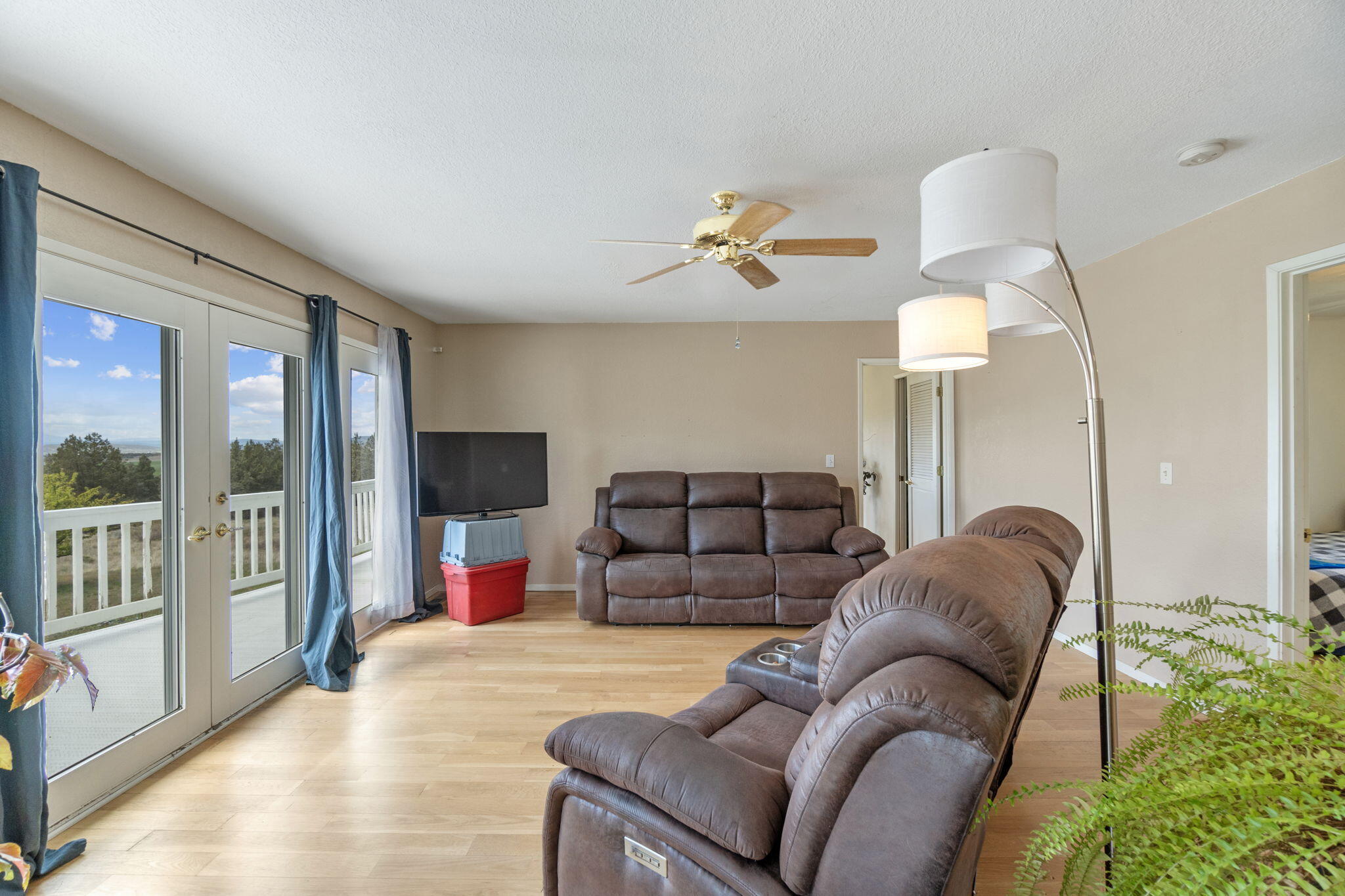 17722 Pope Road Merrill, OR 97633 - Photo 27 of 61 a living room with furniture flowerpot and a window