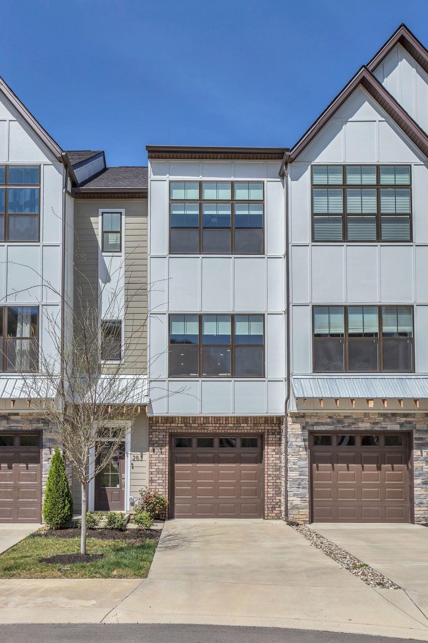 253 Stonecrest Drive Nashville, TN 37209 - Photo 2 of 36 a view of a building with a terrace