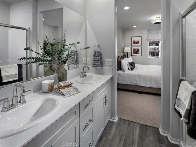 a en suite bathroom with double vanity and a mirror