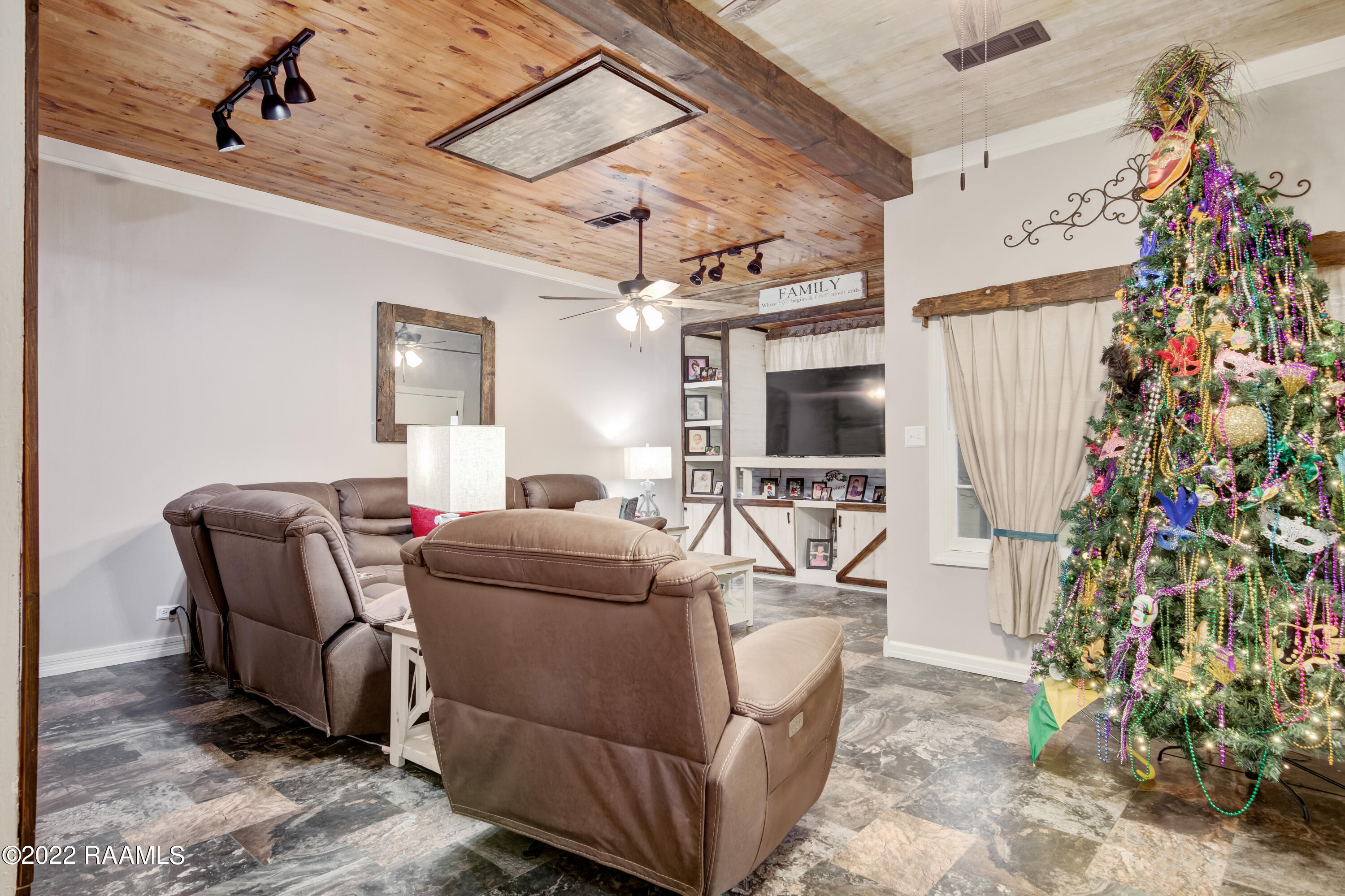 518 Loreauville Road New Iberia, LA 70563 - Photo 4 of 23 518 Loreauville -6 - Copy