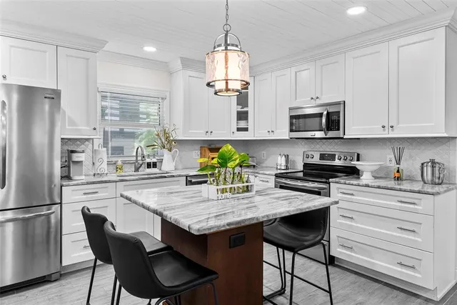 $1,999,000 | 900 Oak Hollow Place, Brandon, FL 33510