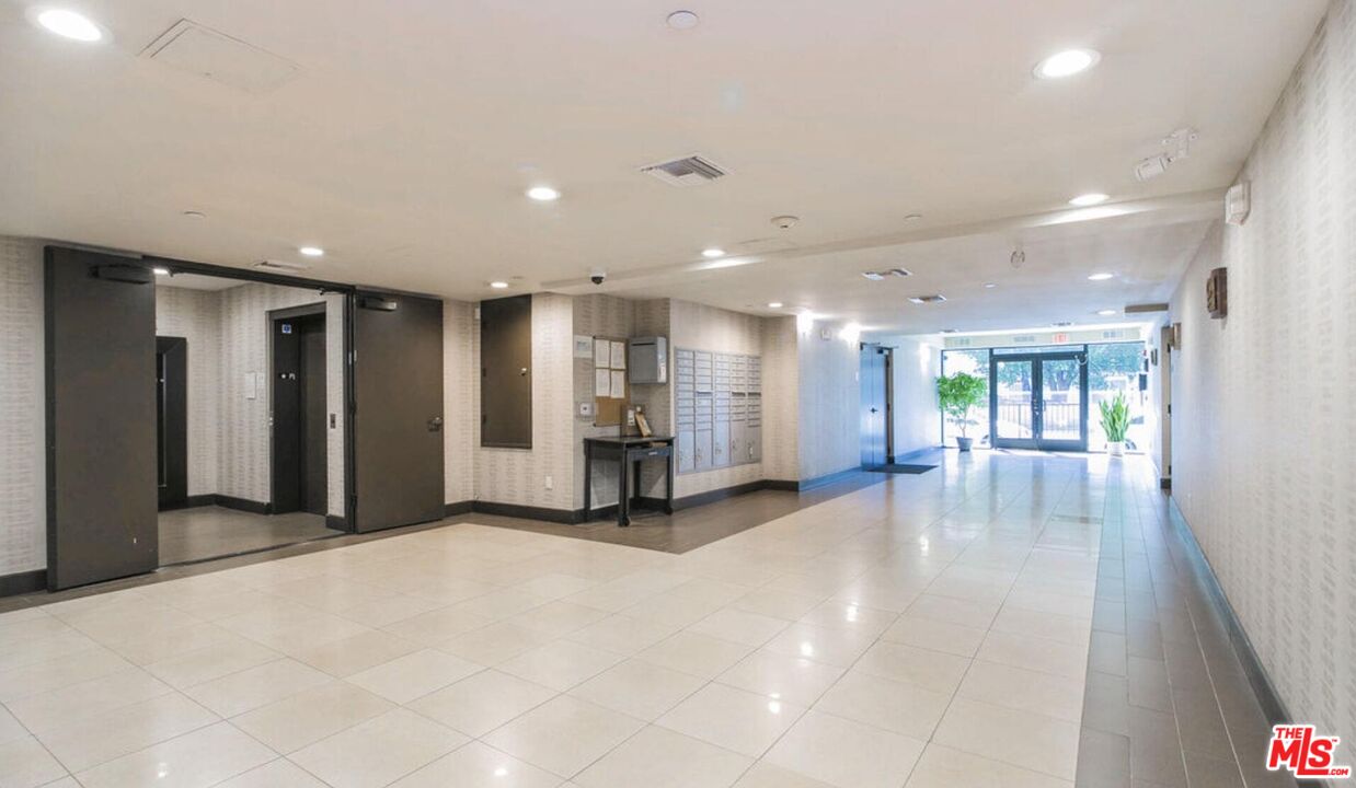 848 Irolo Street, Unit 206 Los Angeles, CA 90005 - Photo 2 of 2 a view of a room with gym equipment