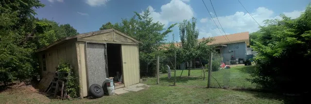 a view of a house with backyard and garden
