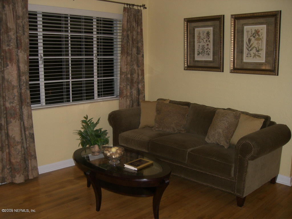 6830 Sans Souci Road Jacksonville, FL 32216 - Photo 4 of 18 Living Room